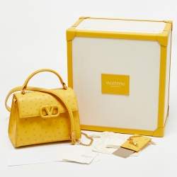 مملوكة مسبقًا حقيبة فالنتينو إس لينغ صغيرة جلد نعام أصفر بمقبض علوي