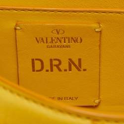 مملوكة مسبقًا حقيبة فالنتينو إس لينغ صغيرة جلد نعام أصفر بمقبض علوي