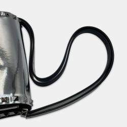 مملوكة مسبقًا حقيبة كتف فالنتينو روكستد فضية جلد لامع