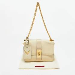 Pre Owned حقيبة كتف فالنتينو بي روكستد جلد كريمي متوسطة