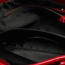 مملوك ة مسبقًا حقيبة يد فالنتينو بيتي بو جلد لامع أحمرمتوسطة