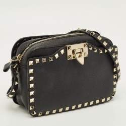 مملوكة مسبقًا حقيبة فالنتينو كروس بودي جلد أسود مع مسامير الزينة