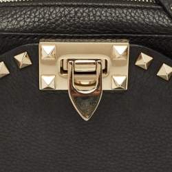 مملوكة مسبقًا حقيبة فالنتينو كروس بودي جلد أسود مع مسامير الزينة