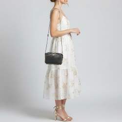 مملوكة مسبقًا حقيبة فالنتينو كروس بودي جلد أسود مع مسامير الزينة