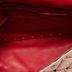 مملوكة مسبقًا حقيبة كتف فالنتينو سلسلة سبايك روكستد متوسطة بي في سي حمراء/ شفافة