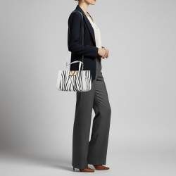 مملوكة مسبقًا حقيبة فالنتينو جلد وقماش مطبوع بحمار وحشي أبيض/أسود شعار في في صغيرة