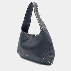 Pre Owned حقيبة فالنتينو هوبو جلد أسود مع مسامير الزينة