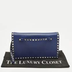 مملوكة مسبقًا Valentino Rockstud Flap Dark Blue Leather Wristlet Clutch