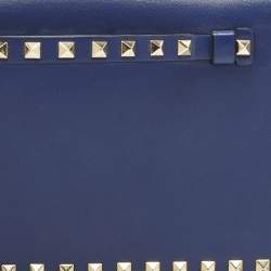 مملوكة مسبقًا Valentino Rockstud Flap Dark Blue Leather Wristlet Clutch