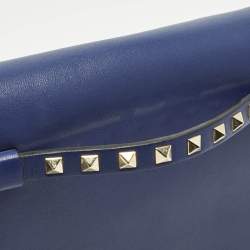 مملوكة مسبقًا Valentino Rockstud Flap Dark Blue Leather Wristlet Clutch