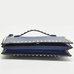 مملوكة مسبقًا Valentino Rockstud Flap Dark Blue Leather Wristlet Clutch