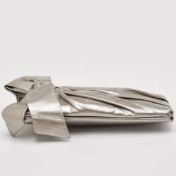 مملوكة مسبقًا حقيبة كلتش فالنتينو جلد ميتاليك بقوس