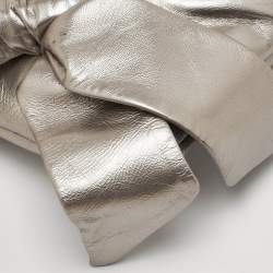 مملوكة مسبقًا حقيبة كلتش فالنتينو جلد ميتاليك بقوس