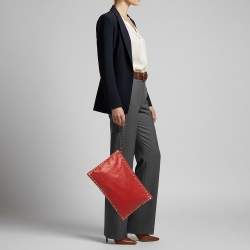 Pre Owned حقيبة فالنتينو جلد أحمر برس ستودز كبيرة الحجم بسحاب ومعصم