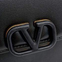 Pre Owned حقيبة فالنتينو مايكرو كروس بودي جلد أسود فالنتينو بحلقة V