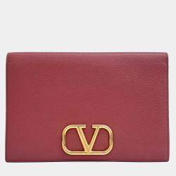 مملوكة مسبقًا Valentino Red Leather V-ring clutch
