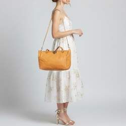 مملوكة مسبقًا Valentino Rockstud Trapeze Medium Mustard Leather Tote