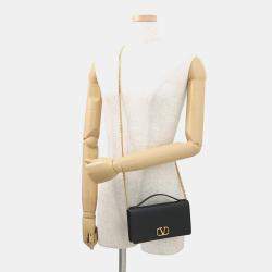 مملوكة مسبقًا Valentino Garavani V Logo Signature Chain Wallet Black Calf Leather