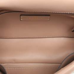 مملوكة مسبقًا حقيبة فالنتينو روماني ستود متوسطة بيضاء اللون جلدية بيد علوية