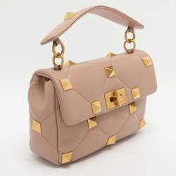 مملوكة مسبقًا حقيبة فالنتينو روماني ستود متوسطة بيضاء اللون جلدية بيد علوية