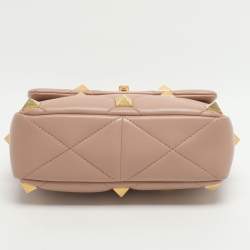 مملوكة مسبقًا حقيبة فالنتينو روماني ستود متوسطة بيضاء اللون جلدية بيد علوية