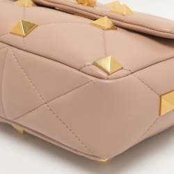 مملوكة مسبقًا حقيبة فالنتينو روماني ستود متوسطة بيضاء اللون جلدية بيد علوية