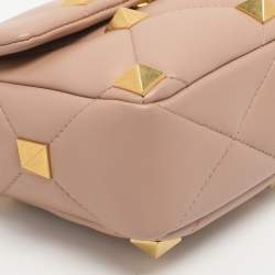 مملوكة مسبقًا حقيبة فالنتينو روماني ستود متوسطة بيضاء اللون جلدية بيد علوية