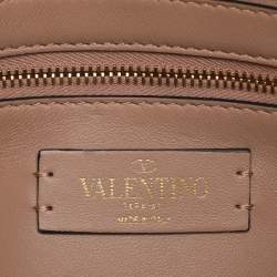 مملوكة مسبقًا حقيبة فالنتينو روماني ستود متوسطة بيضاء اللون جلدية بيد علوية