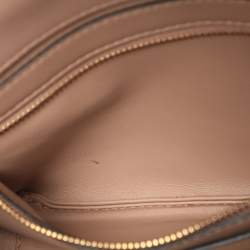 مملوكة مسبقًا حقيبة فالنتينو روماني ستود متوسطة بيضاء اللون جلدية بيد علوية