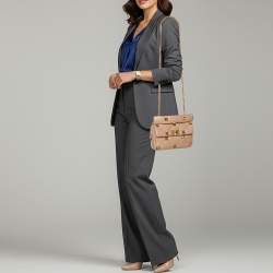 مملوكة مسبقًا حقيبة فالنتينو روماني ستود متوسطة بيضاء اللون جلدية بيد علوية