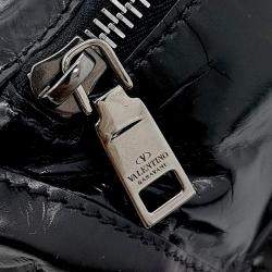 مملوكة مسبقًا Valentino Black Leather hip sack