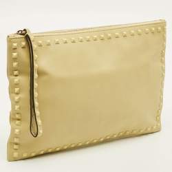مملوكة مسبقًا Valentino Rockstud Yellow Leather Wristlet Clutch