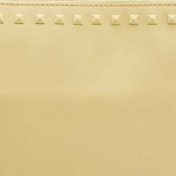 مملوكة مسبقًا Valentino Rockstud Yellow Leather Wristlet Clutch