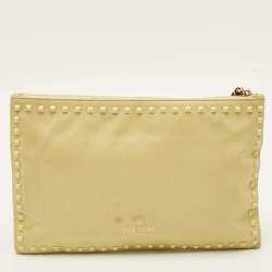 مملوك ة مسبقًا Valentino Rockstud Yellow Leather Wristlet Clutch