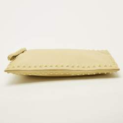 مملوكة مسبقًا Valentino Rockstud Yellow Leather Wristlet Clutch