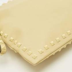 مملوكة مسبقًا Valentino Rockstud Yellow Leather Wristlet Clutch