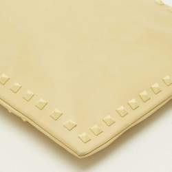 مملوكة مسبقًا Valentino Rockstud Yellow Leather Wristlet Clutch