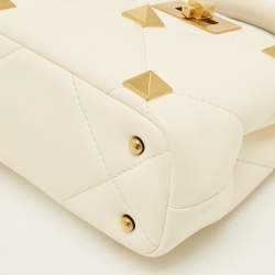 مملوكة مسبقًا Valentino Roman Stud Small Off White Quilted Leather Top Handle Bag