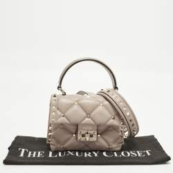 Pre Owned حقيبة فالنتينو يد علوية جلدي مبطن مرصعة بالشعارات الحمراء كانديستاد