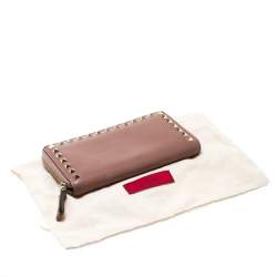 Pre Owned Valentino Nude Pink Leather Rockstud Zip Around Wallet