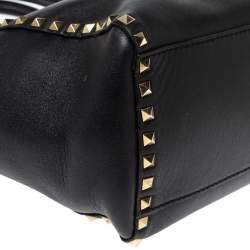 Pre Owned حقيبة يد شوبر فالنتينو روكستاد جلد سوداء صغيرة 