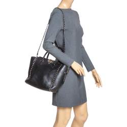 Pre Owned حقيبة يد شوبر فالنتينو روكستاد جلد سوداء صغيرة 