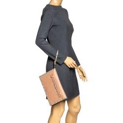 مملوكة مسبقًا Valentino Beige Grained Leather Rolling Rockstud Wristlet Clutch