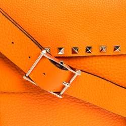 مملوكة مسبقًا حقيبة ماسنجر فالنتينو مرصعة روكستد جلد برتقالي نيون