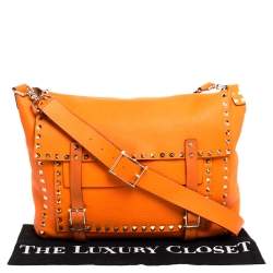 مملوكة مسبقًا حقيبة ماسنجر فالنتينو مرصعة روكستد جلد برتقالي نيون