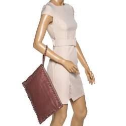 مملوكة مسبقًا حقيبة صغيرة فالنتينو حجم كبير مرصعة روكستد و حمالة معصم جلد وردي داكن