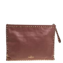 مملوكة مسبقًا حقيبة صغيرة فالنتينو حجم كبير مرصعة روكستد و حمالة معصم جلد وردي داكن