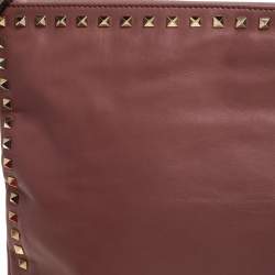 مملوكة مسبقًا حقيبة صغيرة فالنتينو حجم كبير مرصعة روكستد و حمالة معصم جلد وردي داكن