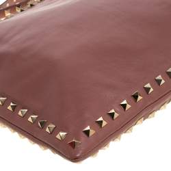 مملوكة مسبقًا حقيبة صغيرة فالنتينو حجم كبير مرصعة روكستد و حمالة معصم جلد وردي داكن