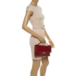 مملوكة مسبقًا حقيبة كلتش فالنتينو مرصعة روكستد قلاب جلد أحمر